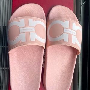 FERRAGAMO Rubber Pool Slides, size 8M, pink.